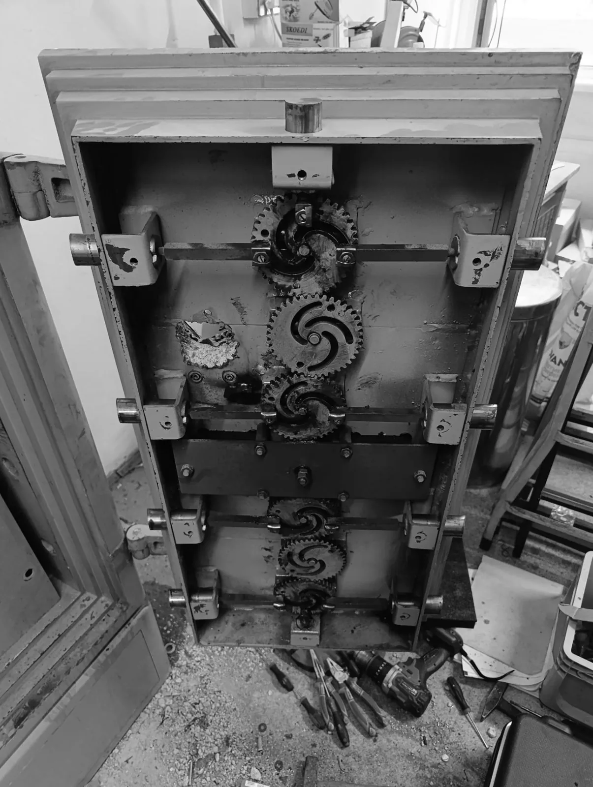 Geöffneter Tresor mit freigelegtem Riegelwerk
